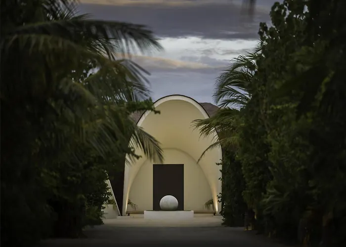 Hilton Maldives Amingiri Resort & Spa